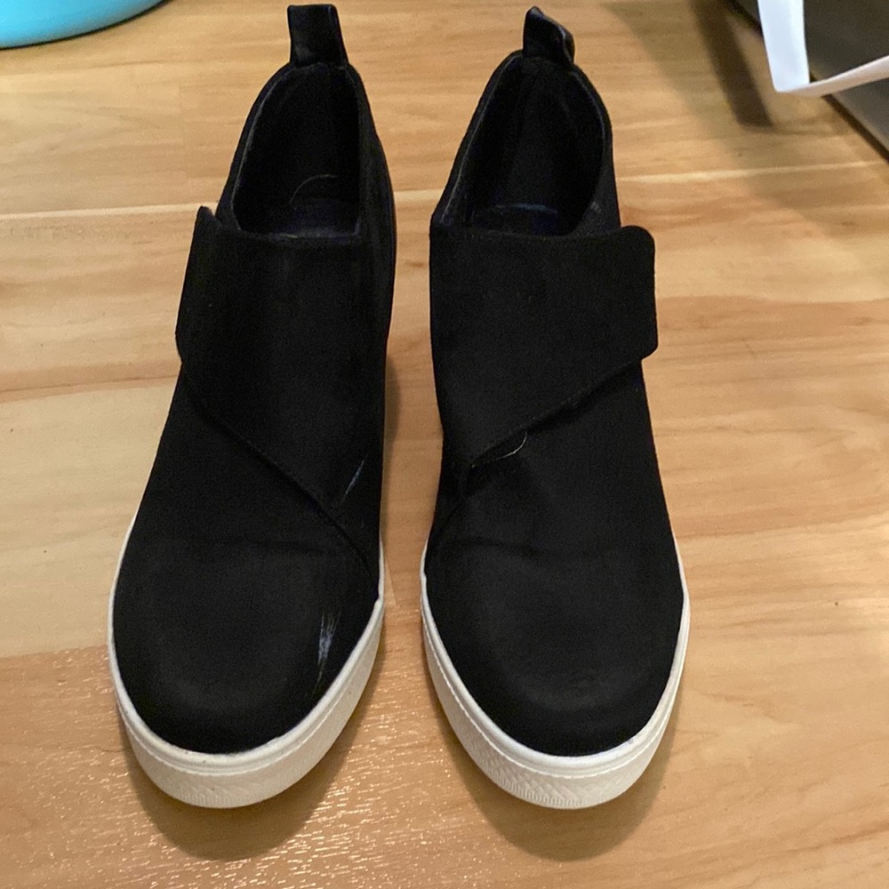Black wedge sneakers